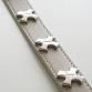 collar f cross gris blanc